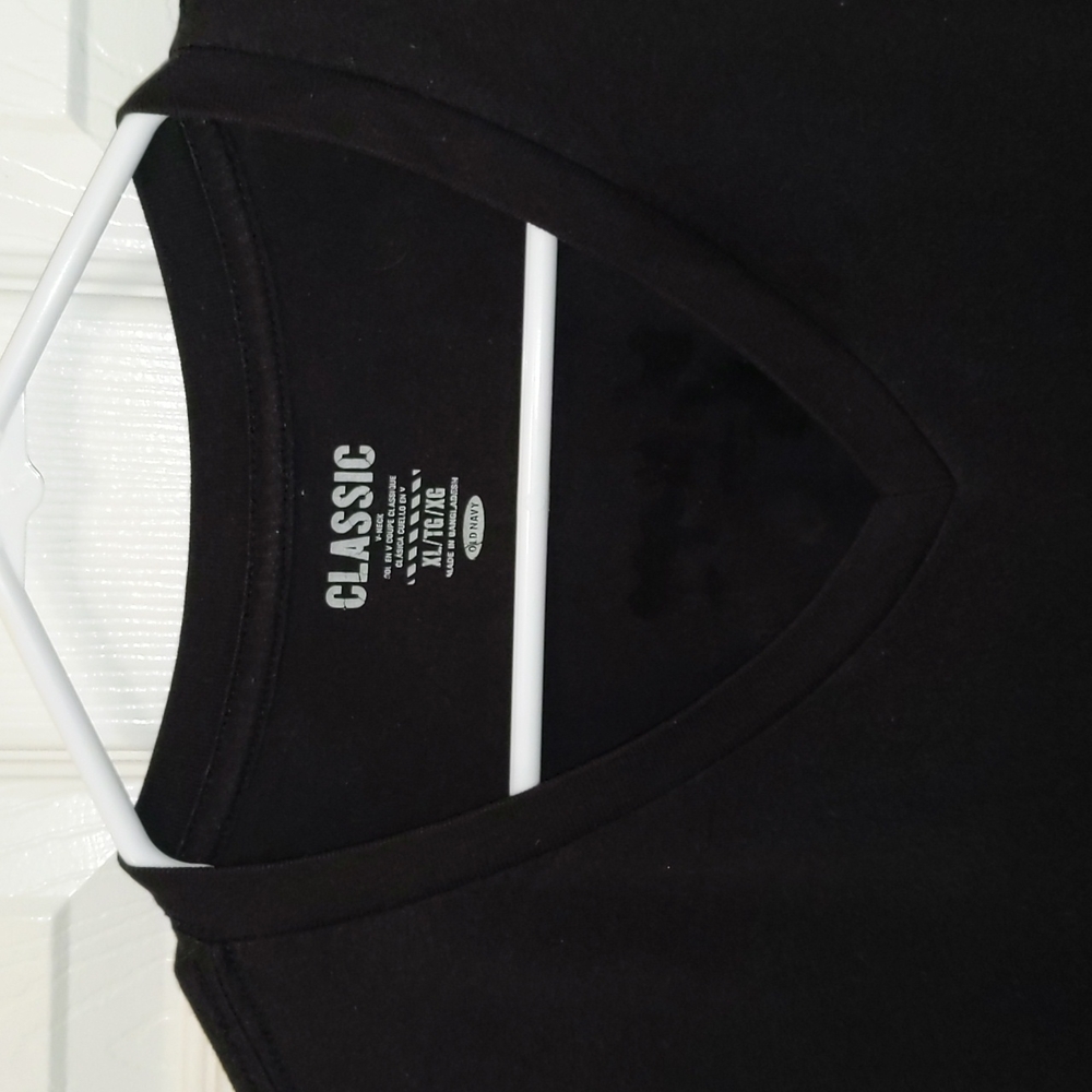 Classic Black V-Neck tee men's XL - Picture 2 of 3